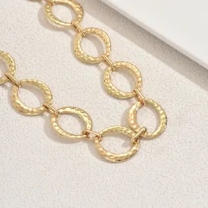 Goldene Halskette mit gehämmerter Textur und runden Gliedern im eleganten geometrischen Design