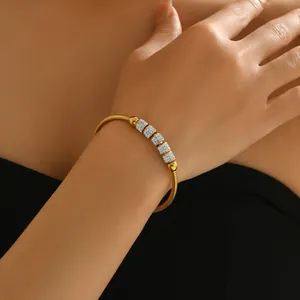 Eleganteres goldenes Schlangenarmband mit fünf silbernen, diamantbesetzten Schiebeperlen