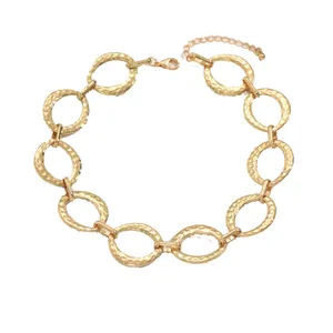 Goldene grobe Gliederkette mit Hammerschlag-Ovalen und verstellbarem Karabinerverschluss