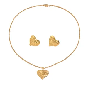 Parure bijoux cœur doré élégante avec collier texturé et boucles d'oreilles assorties
