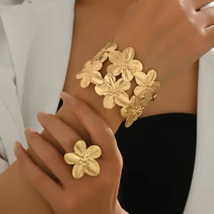 Set di Gioielli in Lega Placcata Oro a Forma di Fiore per Donna Bracciale Rigido Aperto Struttura Spazzolata e Anello Regolabile Accessorio Moda Festa Matrimonio