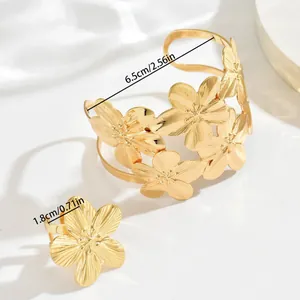 Set gioielli fiore dorato con bracciale largo regolabile e anello in metallo spazzolato
