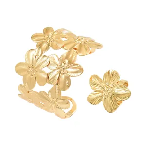 Set bracciale rigido largo e anello aperto dorati con petali in metallo spazzolato