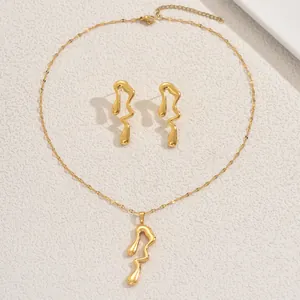 Vue détaillée de l'ensemble collier et boucles d'oreilles cœur style or liquide