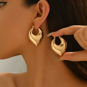 Minimalist chunky hollow heart earrings in polished gold finish for a modern look