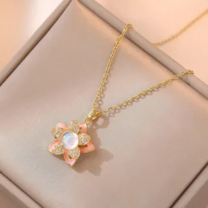 Nahaufnahme der goldenen Blumenkette mit rosa Emaille und funkelnden Zirkonia-Details