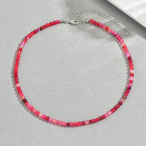 Dettaglio della collana di pietre naturali rosse con chiusura a moschettone e catena