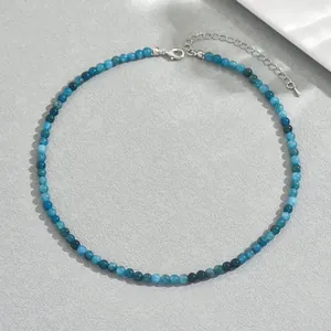 Dettaglio di collana in pietre naturali blu con chiusura a moschettone in argento regolabile