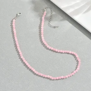 Dettaglio della collana di perle rosa in pietra naturale con chiusura regolabile argento