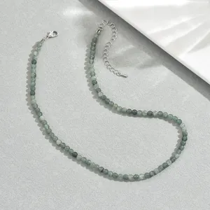 Collana lunga con perline di pietra naturale verde scuro traslucido e chiusura argento