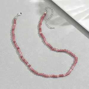 Dettaglio della collana di perline in quarzo fragola con chiusura a moschettone in argento