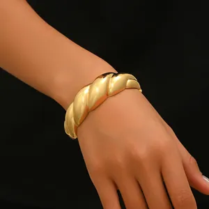 Brazalete dorado de cuerda torcida para mujer con acabado brillante y estilo retro