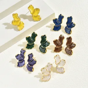 Set di sei orecchini a lobo a quadrifoglio colorati con placcatura in oro e smalto