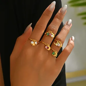 Goldene geometrische offene Ringe mit bunten Perlen sowie Stern und Mond für Damen