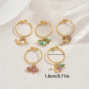 Goldenes Ohrring-Set mit Sternen, Monden und bunten Perlen auf weißem Stein