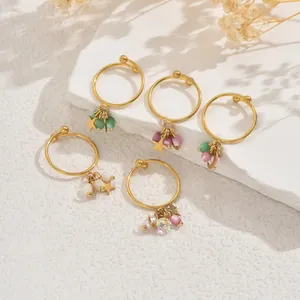 Fünfteiliges Set goldener geometrischer Ringe mit Stern-, Mondanhängern und Perlen