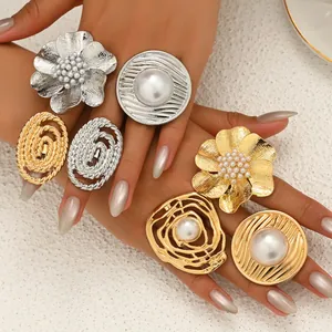 Chic geometric flower rings with pearls and wavy textures in gold and silver finish