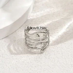 Anillo geométrico irregular plateado minimalista con diseño de metal sobre base de piedra