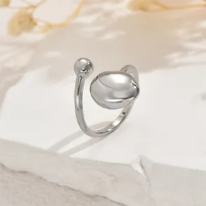 Detalle de un anillo de plata pulido con una cuenta sobre una base de piedra