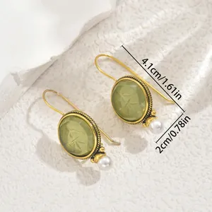 Orecchini vintage in oro con pietra verde smeraldo, motivo a foglia di bambù e perla bianca