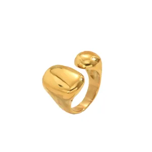 Anillo abierto dorado geométrico minimalista con diseño orgánico pulido gota de lava