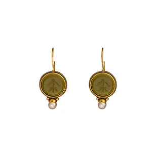 Orecchini vintage in oro con pietre verde smeraldo e perle su sfondo bianco