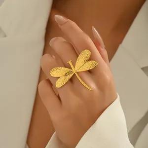 Anello dorato a forma di libellula con ali martellate in stile moderno elegante