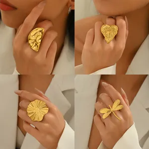 Set di quattro anelli dorati regolabili con design a cuore e a libellula