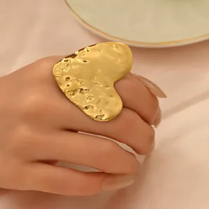 Anello dorato a forma di cuore martellato con finitura strutturata in stile vintage