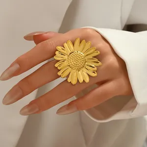 Anello statement a forma di girasole oversize con placcatura in oro 18 carati oro