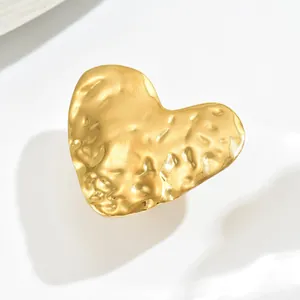 Anello a cuore dorato con texture martellata e design aperto minimalista da donna