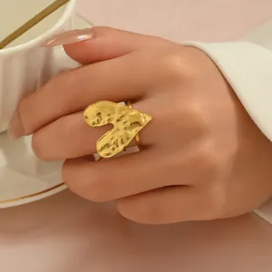 Anello a cuore dorato regolabile con texture martellata dal design geometrico per donne