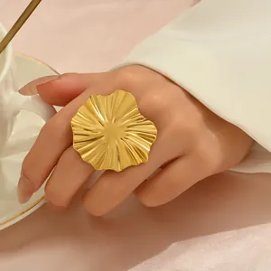 Elegante anello geometrico dorato con trama a pieghe martellata e design a fiori ondulati