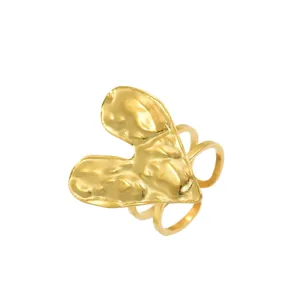 Anello a cuore dorato con trama irregolare e design a tripla fascia su bianco