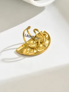 Dettaglio anello dorato con texture martellata e misura del diametro di 1,8 cm