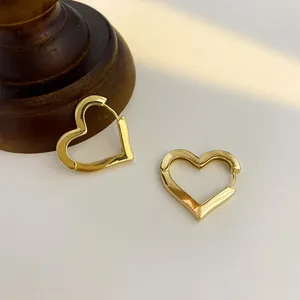 Orecchini a Cerchio in Rame a Forma di Cuore Minimalisti Placcati Oro Argento Eleganti Orecchini a Fibbia a Cuore Vuoto Donna