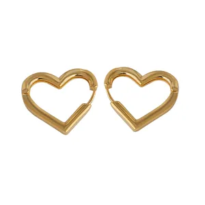Eleganti orecchini a cuore dorati con design geometrico in metallo lucido minimalista