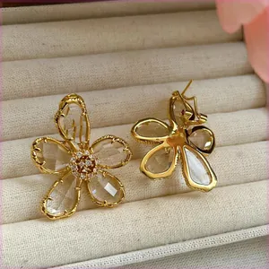 Orecchini a fiore di cristallo dorati con strass scintillanti per donne eleganti