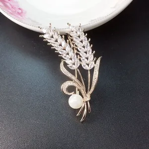 Elegante spilla a spiga di grano in oro rosa con foglie di zircone e perla bianca