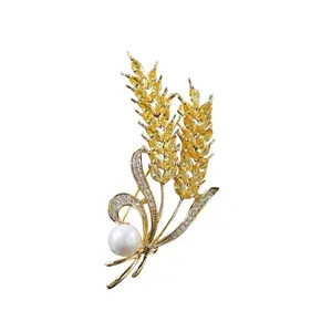 Spilla chic a spiga di grano con pietre gialle e perla su base dorata raffinata
