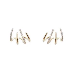 Elegante 18k vergoldete Vier-Klauen-Ohrstecker mit glänzenden Zirkoniasteinen für Damen