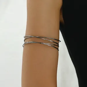 Dettaglio del bracciale da braccio multistrato color canna di fucile martellato