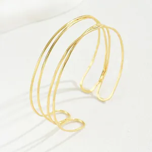 Bracciale a polsino dorato multistrato minimalista con quattro linee geometriche sottili