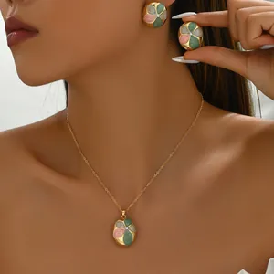 Parure élégante collier et boucles d'oreilles dorés avec fleurs en émail coloré