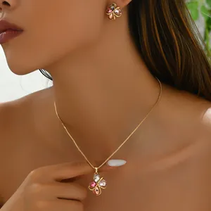 Parure de bijoux dorés avec cristaux multicolores en forme de goutte sur un mannequin