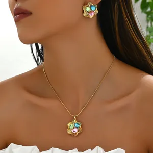 Parure élégante en or avec pierres précieuses colorées et design de pétales sur modèle