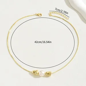 Elegante goldene Schlangenkette mit weißer Perle und Herzanhängern in 42cm Länge für Damen