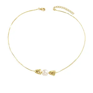 Elegante goldene Halskette mit weißer Perle und geometrischen Metallakzenten für Damen