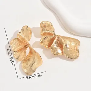 Orecchini minimalisti a forma di foglia dorata con petali testurizzati in stile metallico