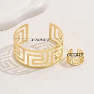 Set bracciale rigido e anello placcati oro con motivo geometrico a greca aperta